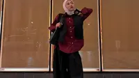 6 Inspirasi Vest Outfits Hijab, Bikin Penampilan tetap Stylish