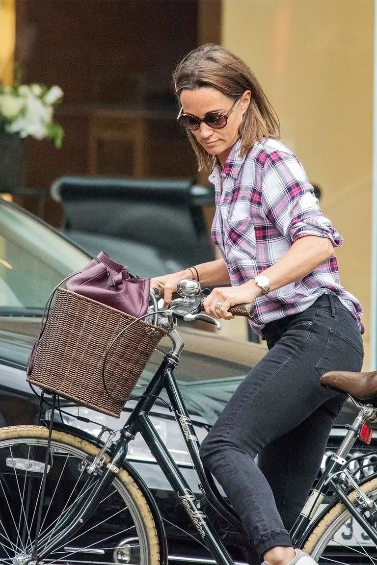 Pippa Middleton tampil beda dari biasanya. Rambut panjang yang identik dengan dirinya telah dipangkas dan membuat dirinya terlihat muda. (Foto:Vogue.com)