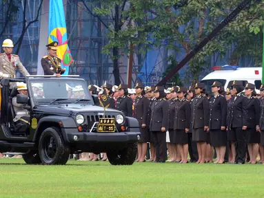 Kapolri Jenderal Badrodin Haiti melakukan inspeksi pasukan upacara peringatan HUT Bhayangkara ke-70 di Lapangan Bhayangkara Mabes Polri, Jakarta, Jumat (1/7). Peringatan HUT Bhayangkara tahun ini menjadi terakhir bagi Badrodin (Liputan6.com/Helmi Afandi)