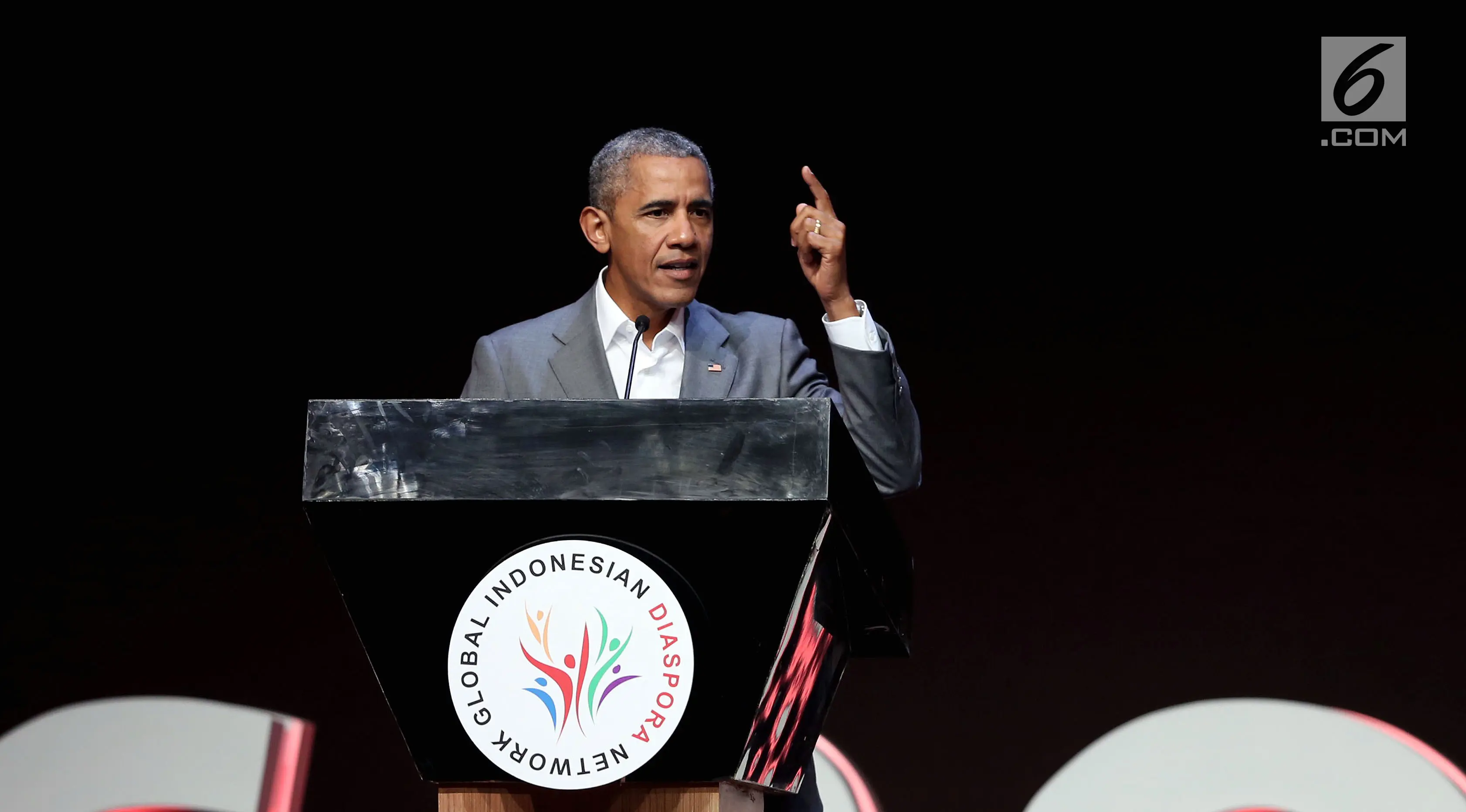 Presiden AS ke-44, Barack Obama saat berpidato dalam acara 4th Congress of Indonesian Diaspora di Kota Kasablanka, Jakarta, Sabtu (1/7). Obama menyampaikan pidato berdurasi sekitar 30 menit di hadapan ribuan diaspora Indonesia. (Liputan6.com/Johan Tallo)