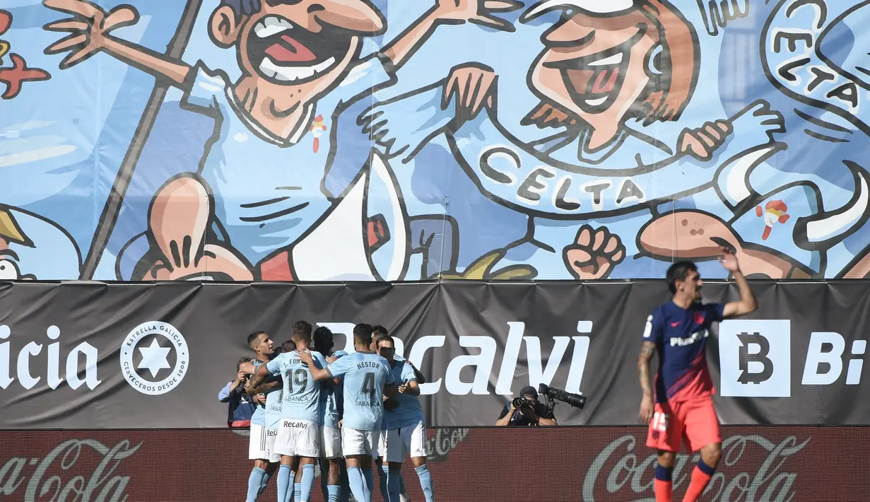 Pemain depan Celta Vig,  Iago Aspas merayakan dengan rekan satu timnya setelah mencetak gol ke gawang Atletico Madrid pada pertandingan La Liga Spanyol di stadion Balaidos di Vigo (15/8/2021). Atletico Madrid menang tipis atas Celta Vigo 2-1 berkat dua gol Correa. (AFP/Miguel Riopa)