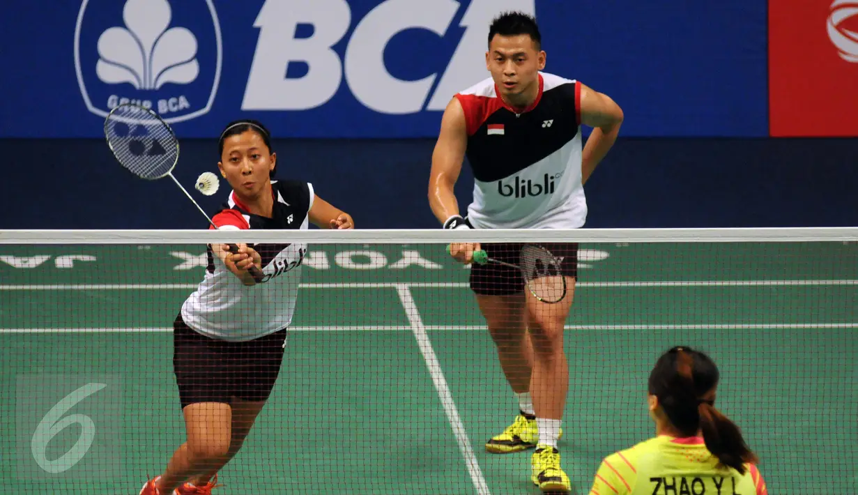 Ganda campuran Indonesia, Riky Widianto/Richi Puspita Dili mengembalikan bola ke arah pemain Tiongkok Zhang Nan/Zhao Yunei di 16 besar BCA Indonesia Open 2016, Jakarta, Kamis (2/6). Riky/Richi kalah 21-18, 16-21, 13-21. (Liputan6.com/Helmi Fithriansyah)