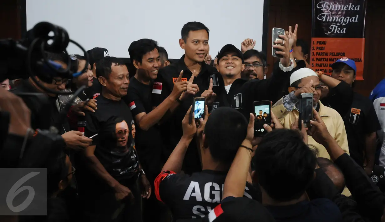 Cagub DKI Jakarta, AgusHarimurtiYudhoyono (AHY-tengah) berfotobersamapendukungnyausaibertemutokohkoalisitujuhpartai non parlemen di Jakarta, Sabtu (28/1). Selainbertatapmuka, AHY jugamemaparkanvisimisinya. (Liputan6.com/HelmiFithriansyah)