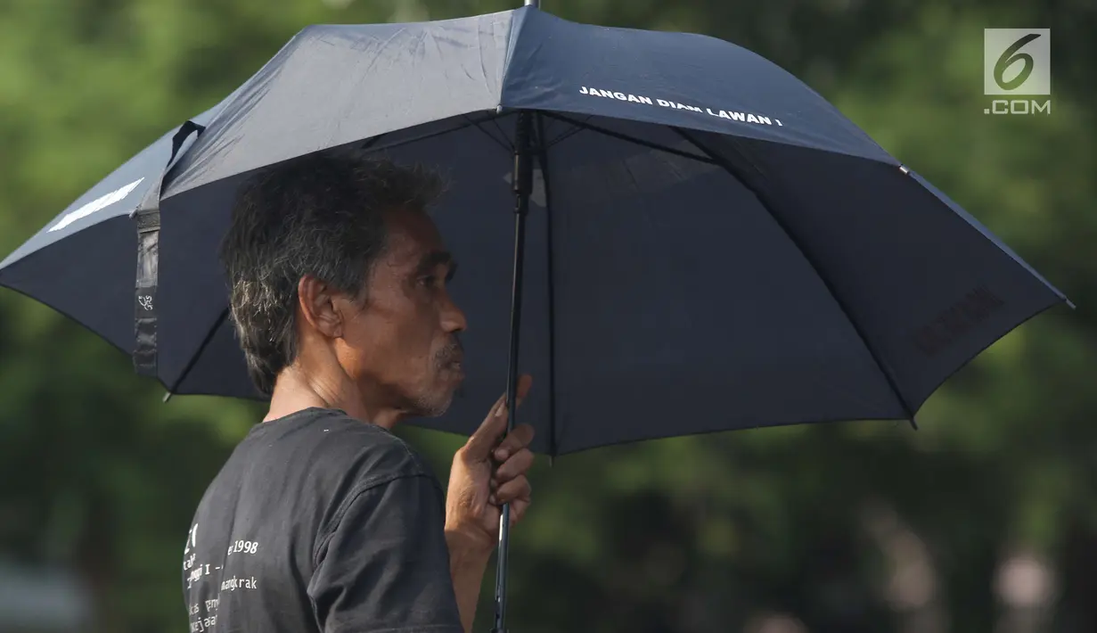 Wahyudi, salah satu korban kekerasan Tanjung Priok 1984 saat aksi Kamisan di depan Istana Negara, Jakarta, Kamis (14/2). Lewat aksi Kamisan, JSKK meminta komitmen pemerintah menyelesaikan kasus pelanggaran HAM masa lalu. (Liputan6.com/Helmi Fithriansyah)