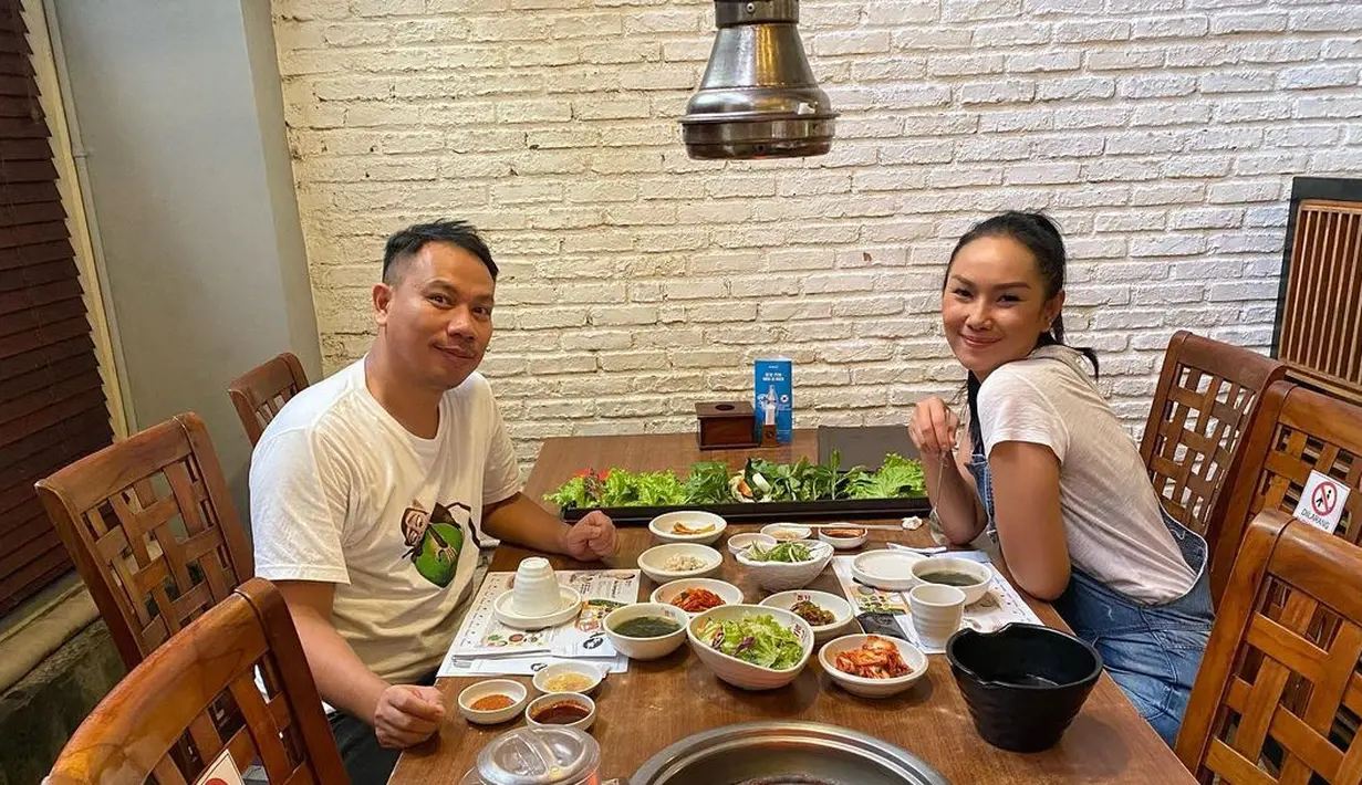 Terkait dengan nuansanya sendiri, Vicky dan Kalina yang sama-sama berasal dari suku Betawi pun kabarnya akan mengusung adat Betawi di pernikahannya. Segala persiapan telah mereka lakukan menuju hari bahagianya tersebut. (Instagram/vickyprasetyo777)