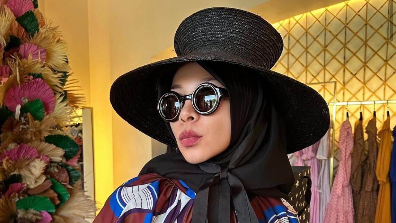 Pesona Melly Goeslaw di Usia 51 Tahun, Netizen Terpukau dengan Gaya Modisnya