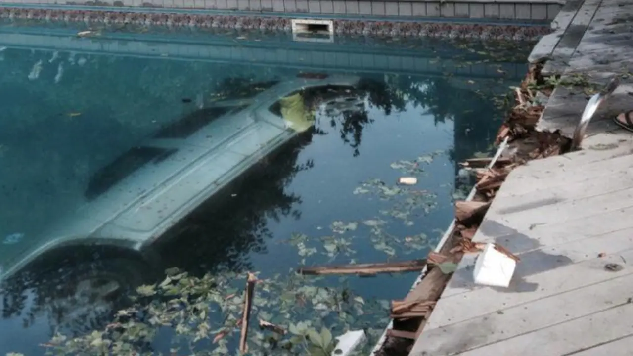 Pesta Hardcore Ini Bikin Sebuah Jeep Tercebur ke Kolam Renang