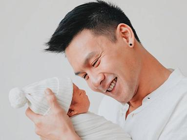 Sudah resmi menjadi seorang ayah, Fendy Chow kini sudah terlihat luwes saat menggendong buah hatinya. Saat sang istri melahirkan anak pertamanya pada Sabtu, 1 Oktober 2022 kemarin, ia pun setia menemani Stella Cornelia menjalani persalinan. (Liputan6.com/IG/@fendychow)