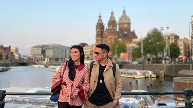 Tampil Mesra, Ini Potret Seru Stevie Agnecya Liburan Bareng Suami Ke Belanda