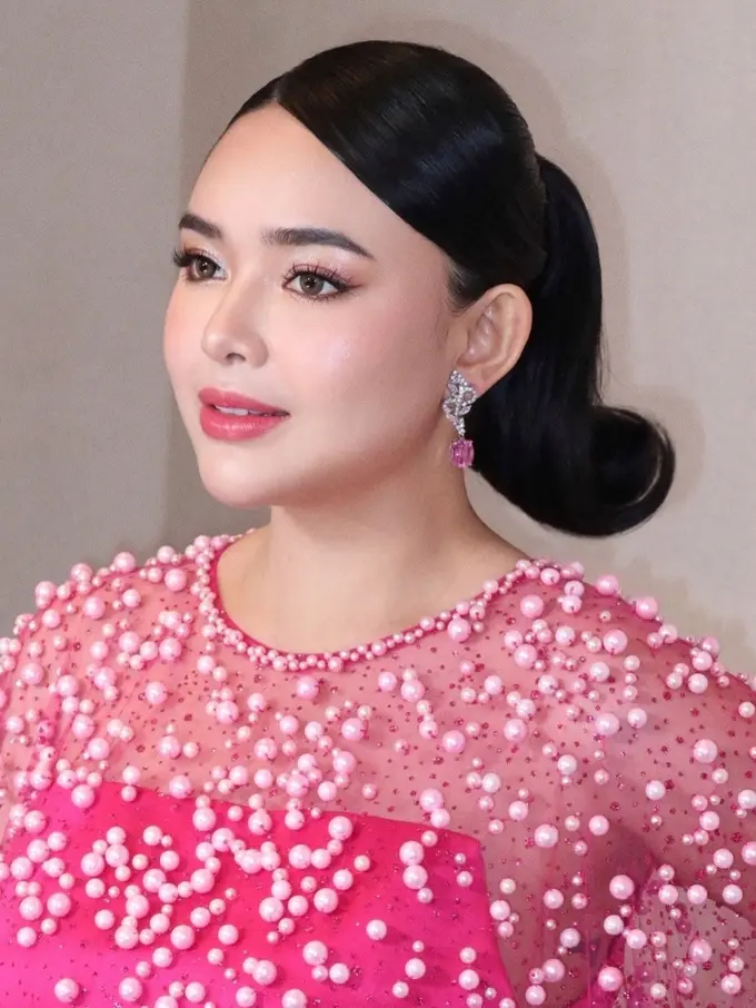 Amanda Manopo Tampil Bak Barbie Hidup dengan Pinkish Fresh Makeup dan Curl Ponytail
