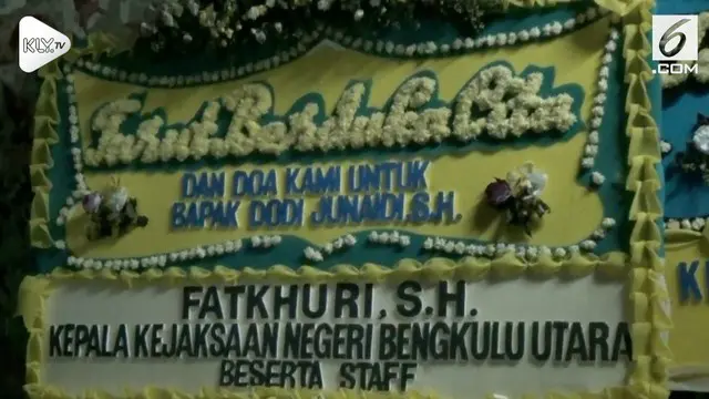 Salah satu korban jatuhnya pesawat Lion Air JT 610 yang berhasil diidentifikasi adalah pegawai kejaksaan, Dodi Junaidi. Sebelum dibawa ke rumah duka, jenazah almarhum diinapkan di Masjid Kejaksaan Agung.
