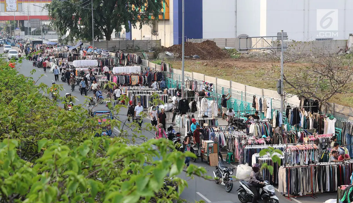 Pemandangan saat pedagang pakaian bekas berjualan di sepanjang trotoar kawasan Senen, Jakarta, Jumat (4/5). Sebagian besar pedagang merupakan korban kebakaran beberapa waktu lalu. (Liputan6.com/Immanuel Antonius)