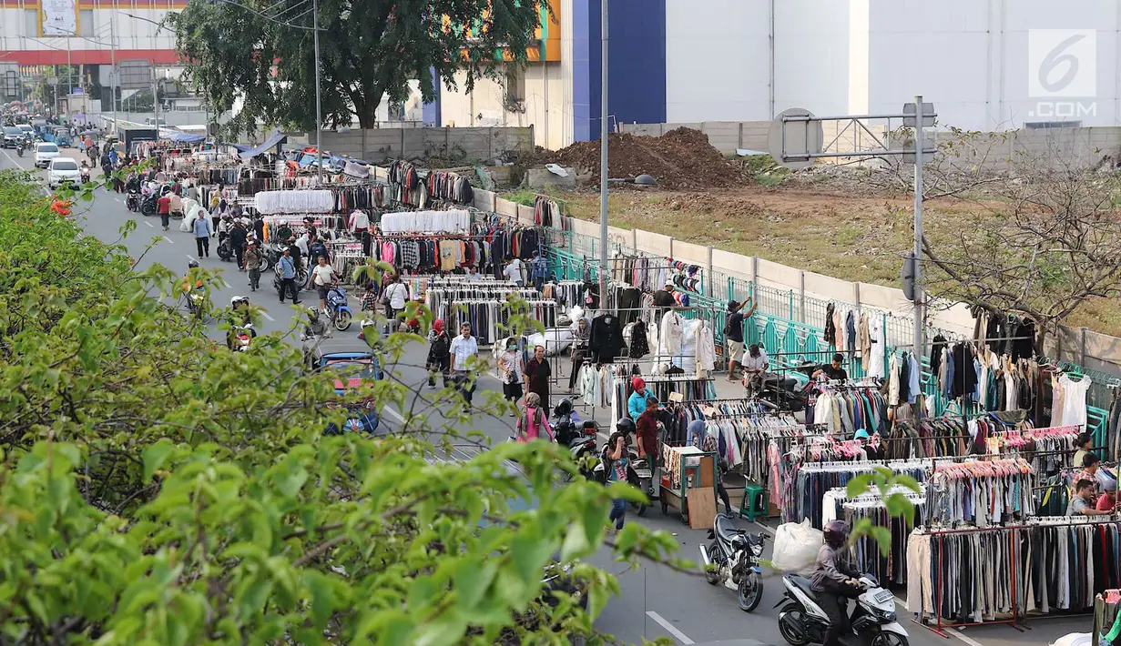 Pemandangan saat pedagang pakaian bekas berjualan di sepanjang trotoar kawasan Senen, Jakarta, Jumat (4/5). Sebagian besar pedagang merupakan korban kebakaran beberapa waktu lalu. (Liputan6.com/Immanuel Antonius)