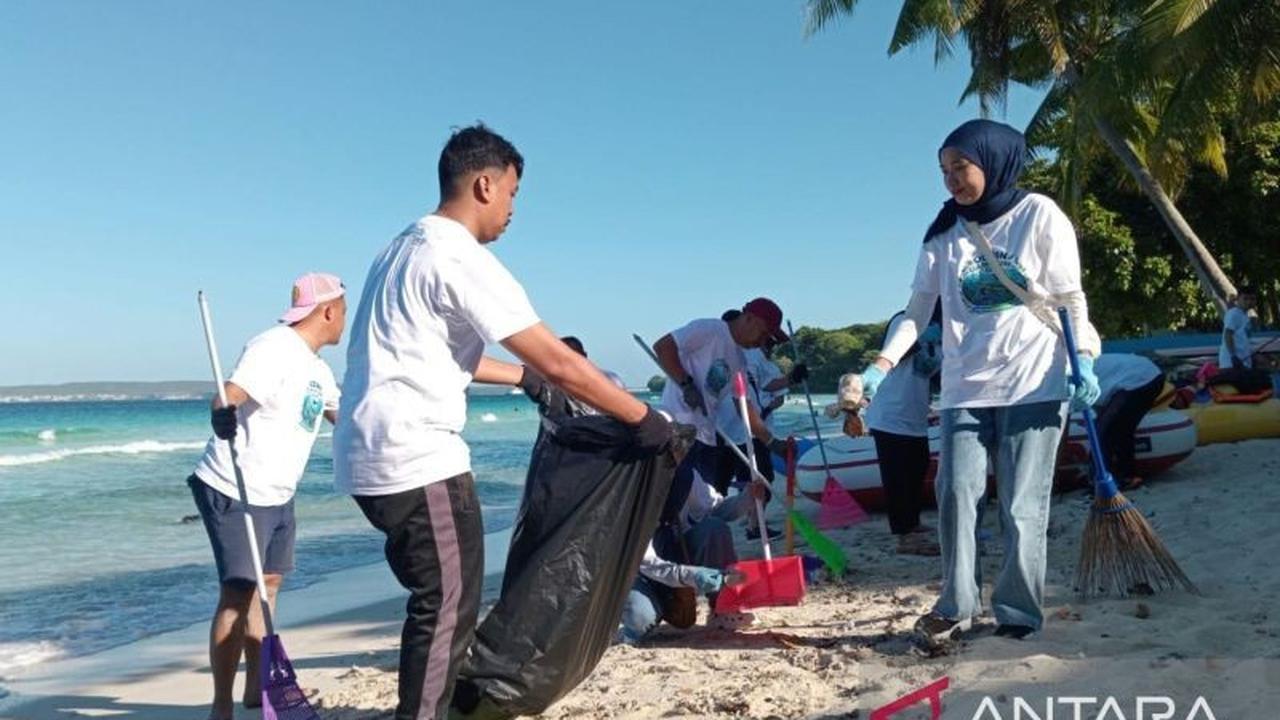 ASDP Baubau Gelar Ocean Clean Up, Angkut 472 Kg Sampah di Pantai Nirwana