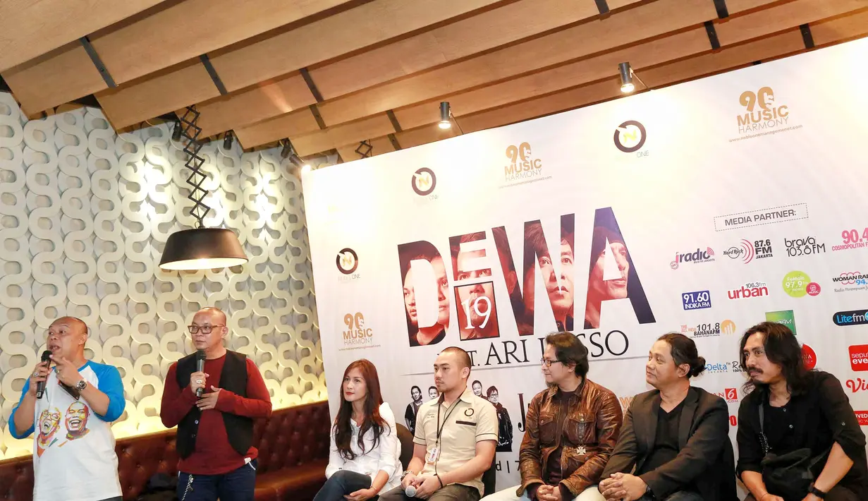"Musik tahun 90an the best dan tidak bisa dilupakan. Dan konser ini dihelat dengan konsep musik tahun 90an," kata Dian Rahmaniar, manajer Dewa 19 di Citos, Cilandak, Jakarta Selatan, Kamis (2/3). (Adrian Putra/Bintang.com)