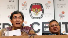 Komisioner KPU Hadar Nafis Gumay (kiri) dan Arief Budiman menggelar keterangan pers di Jakarta, Selasa (13/10). KPU mengumumkan total jumlah Daftar Pemilih Tetap (DPT) sementara dalam penyelenggaraan Pemilukada 2015. (Liputan6.com/Immanuel Antonius)