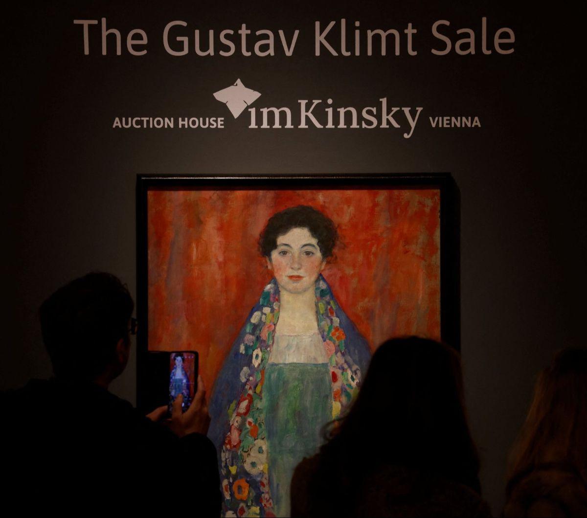 Lukisan karya Gustav Klimt yang berjudul 'Bildnis Fraeulein Lieser' atau 'Potret Nona Lieser' saat ditampilkan di rumah lelang Kinsky di Wina, Austria. Lukisan fenomenal yang telah lama menghilang, di mana terakhir terlihat di depan umum pada 1925, terjua