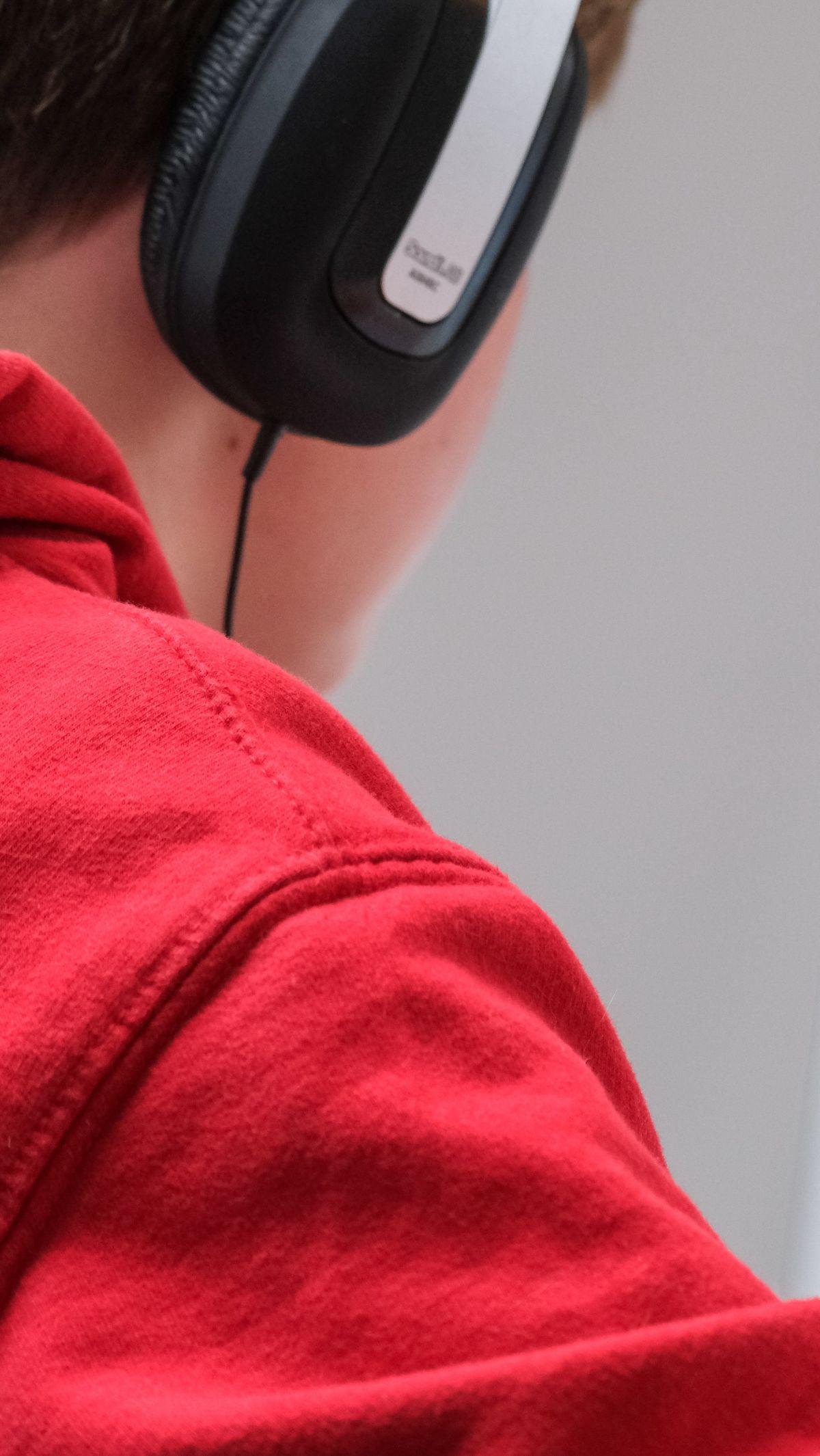Terapi musik adalah suatu bentuk intervensi terapeutik yang menggunakan musik sebagai alat untuk mencapai tujuan kesehatan fisik, mental, emosional, dan sosial. Terapi musik dapat dijalankan oleh seorang terapis musik yang terlatih dan memiliki pemahaman 