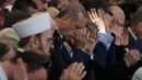 Presiden Turki, Recep Tayyip Erdogan ikut menyalati jenazah korban upaya kudeta militer yang dilakukan terhadapnya, di Istanbul, Minggu (17/7). Perlawanan terhadap kudeta militer Turki pada Jumat lalu menewaskan 265 orang. (REUTERS/ Alkis Konstantinidis)
