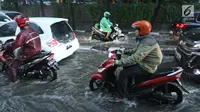 Sejumlah pengandara sepeda motor melewati genangan air di kawasan Kemang, Jakarta Selatan, Kamis (18/10). Akibat hujan deras, kawasan di Jalan Kemang kembali tergenang air. (Liputan6.com/Herman Zakharia)