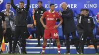 Pemain Liverpool, Trent Alexander-Arnold mendapatkan arahan dari pelatih Arne Slot saat masuk menggantikan Conor Bradley dalam laga lanjutan Liga Inggris 2024/2025 melawan Leicester City di King Power Stadium, Leicester, Inggris, Sabtu (20/04/2025) waktu setempat. (AP Photo/Rui Vieira)