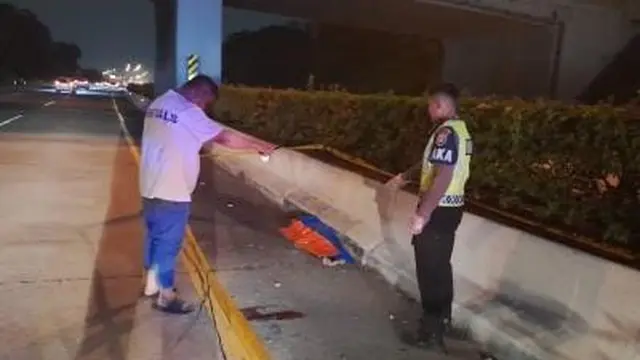 Satlantas Polres Metro Depok saat melakukan olah TKP terhadap anak yang tertabrak di jalan Tol Cijago, Cimanggis, Depok.