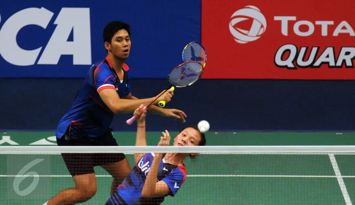 Ganda campuran Indonesia, Alfian Eko Prasetya/Annisa Saufika mengembalikan bola ke pemain Tiongkok, Zhang Nan/Zhao Yunlei di perempat final BCA Indonesia Open 2016, Jakarta, (3/6). Alfian/Annisa kalah 11-21,21- 10, 14-21. (Liputan6.com/Helmi Fithriansyah)