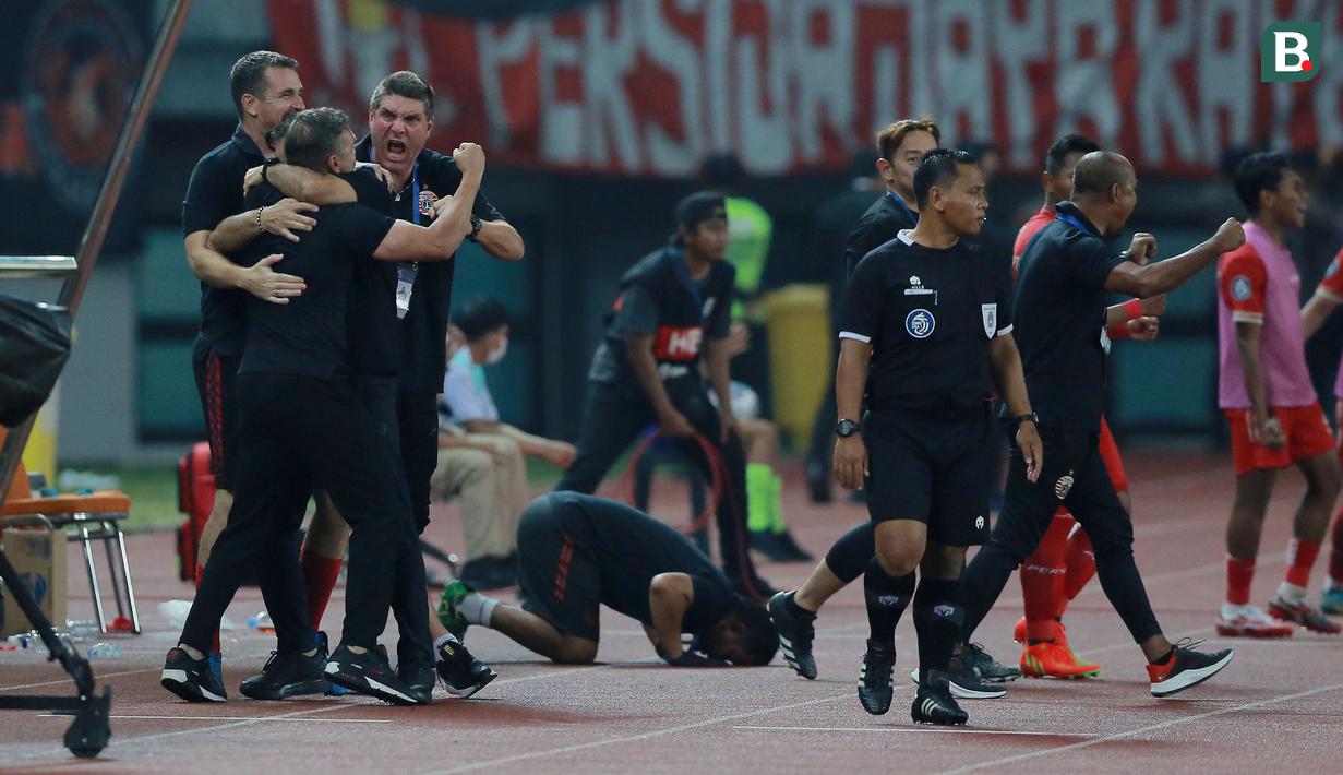 Pelatih Persija Jakarta, Thomas Doll dan tim ofisial merayakan gol yang dicetak Abdulla Yusuf Helal ke gawang Persita Tangerang dalam laga pekan ke-6 BRI Liga 1 2022/2023 antara Persija Jakarta melawan Persita Tangerang di Stadion Patriot Candrabhaga, Bekasi, Rabu (24/8/2022) malam WIB. (Bola.com/M Iqbal Ichsan)