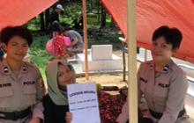 Potret Anak Kembar Sama-sama Jadi Polwan, Nyekar ke Makam Ibu yang Wafat 3 Pekan Jelang Pelantikan