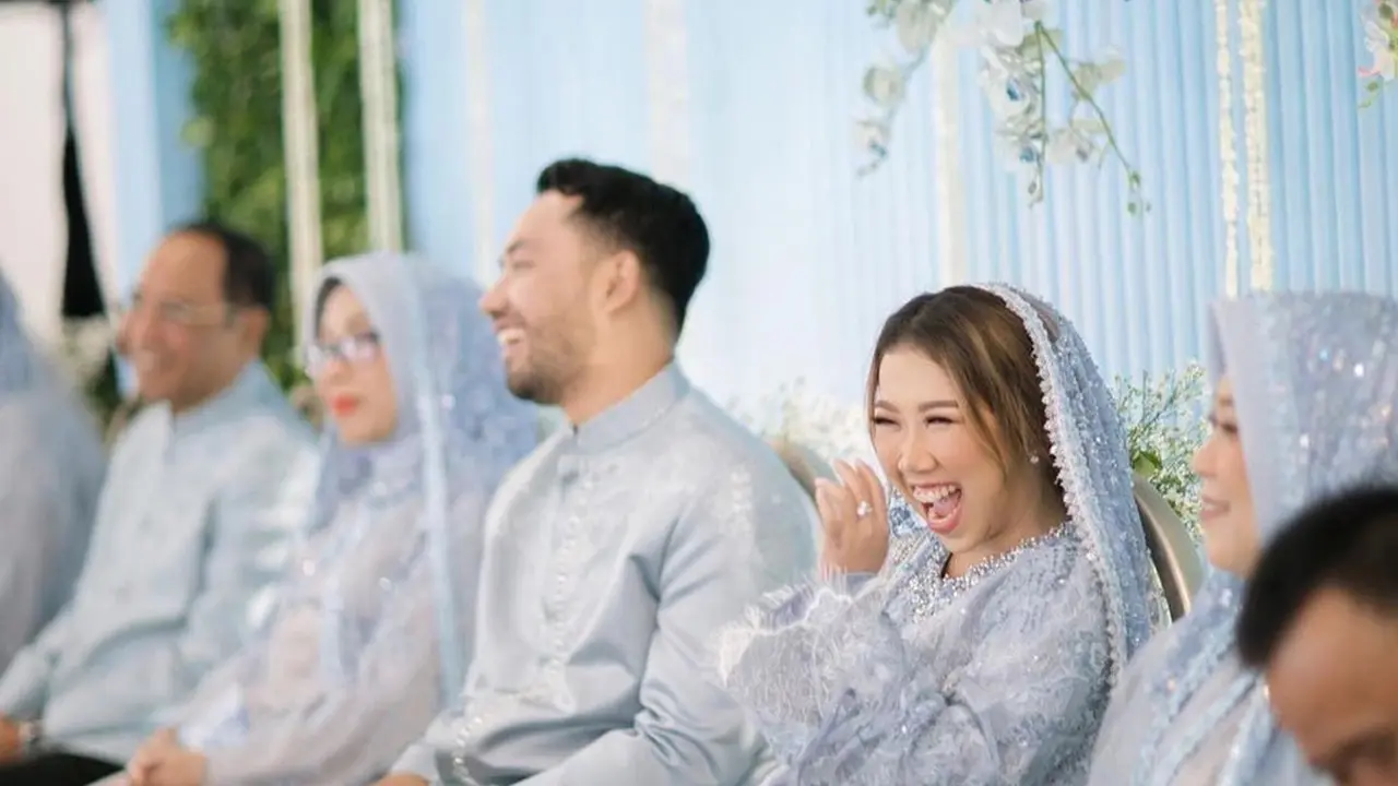 Pesona Syahdu Kiky Saputri Berbalut Abaya Berpayet di Momen Pengajian Jelang Pernikahan