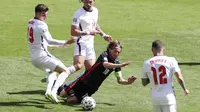 Gelandang Kroasia, Luka Modric, terjatuh saat berusaha melewati pemain Inggris pada laga Piala Eropa 2020 di Stadion Wembley, Minggu (13/6/2021). (AP Photo/Catherine Ivill, Pool)