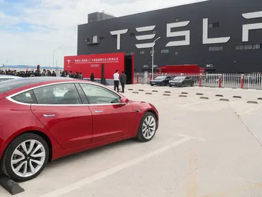 Foto yang diabadikan pada 26 Oktober 2020 ini menunjukkan kendaraan Tesla Model 3 yang diproduksi di China (made in China) di gigafactory Tesla yang terletak di Shanghai, China timur. (Xinhua/Ding Ting)
