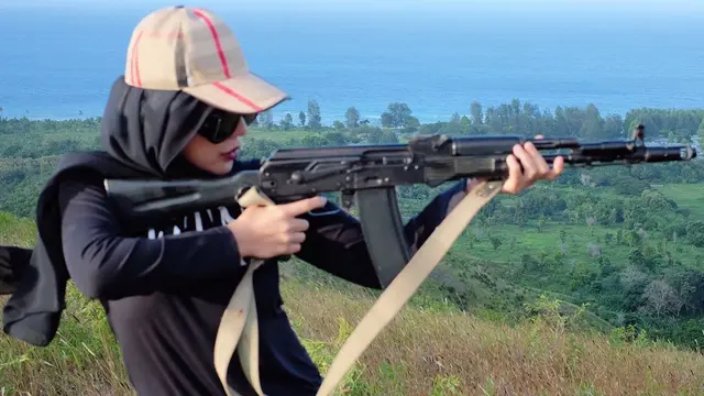 7 Gaya Bella Shofie di Puncak Gunung Latihan Menembak Ini Curi Perhatian