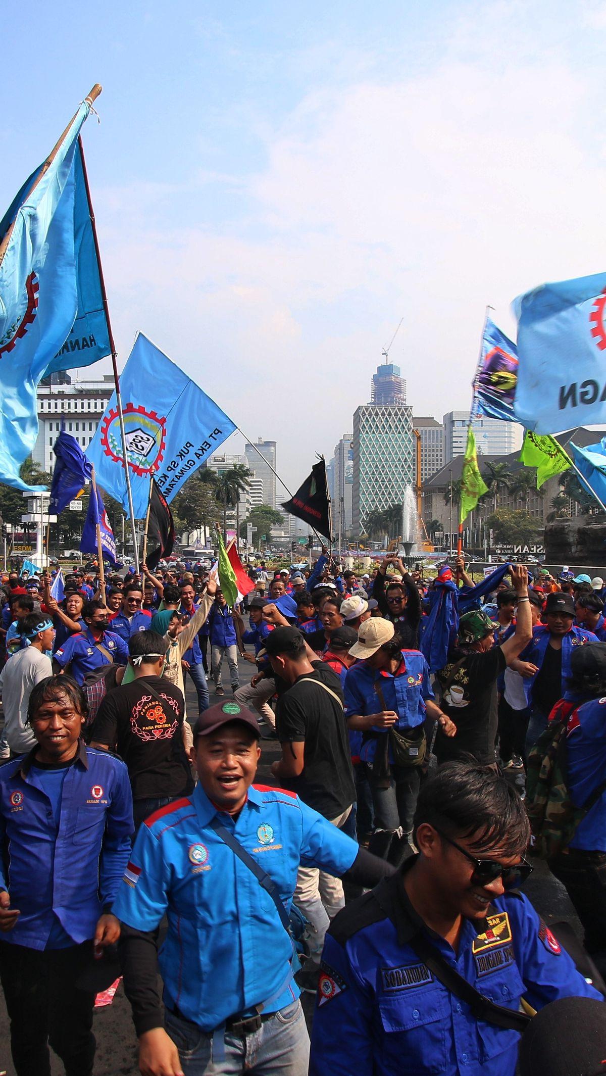 Tuntutan utama mereka kepada pemerintah adalah segera membatalkan omnibus law Undang-Undang Cipta Kerja yang dinilai merugikan buruh.
