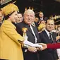 Ratu Elizabeth II saat menyerahkan trofi Piala Dunia 1966 ke pemenang, timnas sepak bola Inggris (file / FA)