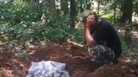 Viral video puluhan ikan dewa Cibulan, Kuningan mati dikafani dan diazani sebelum dikubur. (Foto: Istimewa/Liputan6.com)