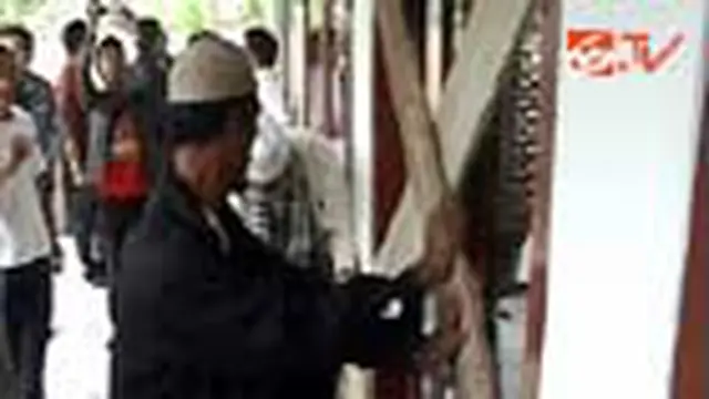 Puluhan Anggota Ormas Islam Segel Masjid