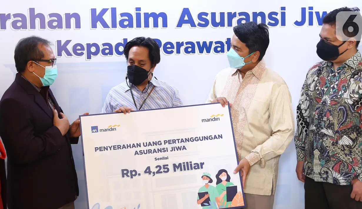 PT AXA Mandiri Financial Services (AXA Mandiri) dan PT Bank Mandiri (Persero) Tbk (Bank Mandiri) menyerahkan klaim tahap pertama sebesar Rp 4,25 miliar kepada 170 tenaga kesehatan yang gugur saat menangani COVID-19. di Jakarta, Kamis (26/8/2021). (Liputan6.com/HO/Alwi)