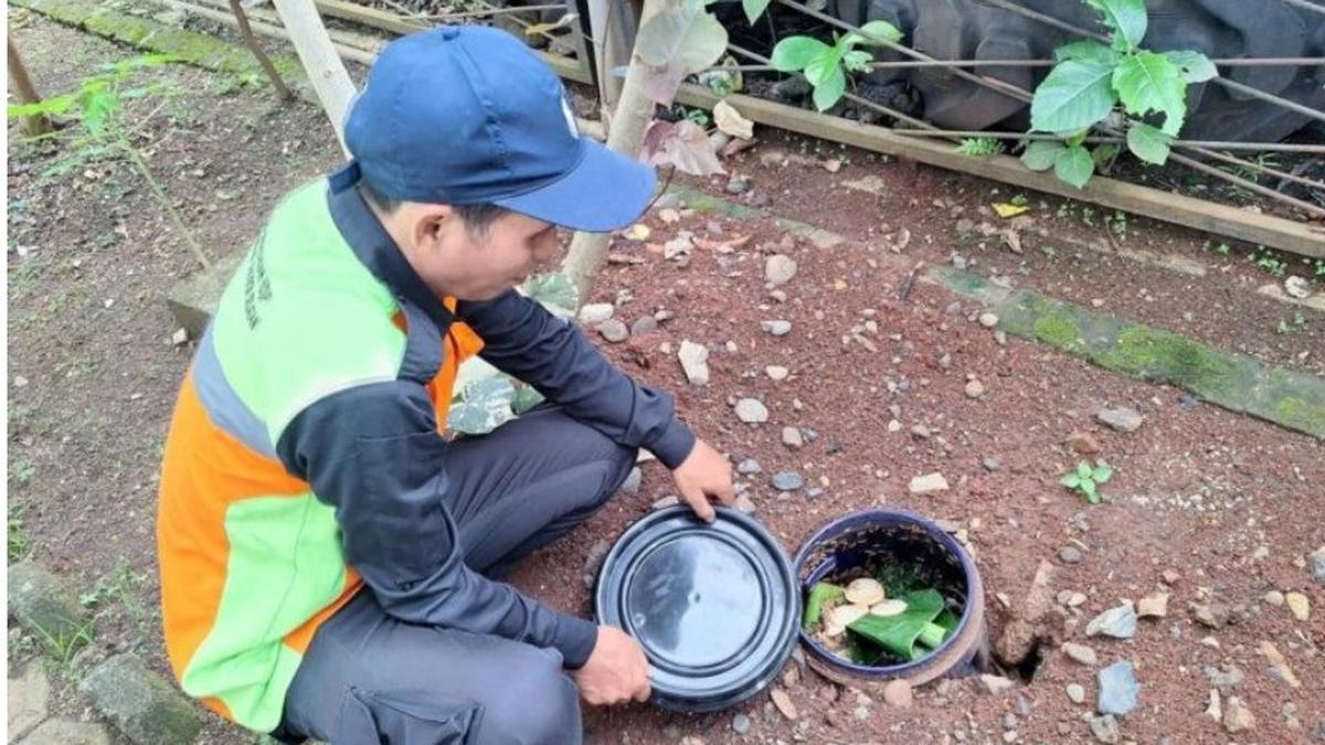 Sudin LH Jaksel Bagikan 2.300 Biopori Jumbo untuk Pilah Sampah