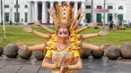Penari menampilkan tarian daerah saat pagelaran Hari Tari Sedunia di kawasan Taman Fatahillah, Kota Tua, Jakarta, Sabtu (6/5/2023). (Liputan6.com/Angga Yuniar)