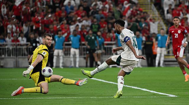 Maarten Paes jatuh bangun mengawal gawang Timnas Indonesia saat bersua Arab Saudi pada laga perdana putaran keempat Grup B Kualifikasi Piala Dunia 2026 di&nbsp;Al Inma Bank Stadium at King Abdullah Sport City, Kamis (9/10/2025) dini hari WIB. Sayangnya, Tim Garuda menelan kekalahan 2-3 dari Arab Saudi dalam duel tersebut. (AP Photo)&nbsp;&nbsp;