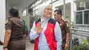 Terdakwa kasus  berita hoaks penganiayaan, Ratna Sarumpaet menyapa awak media saat tiba untuk menjalani sidang lanjutan di Pengadilan Negeri Jakarta Selatan, Kamis (4/4). Sidang kali ini beragendakan pemeriksaan saksi. (Liputan6.com/Faizal Fanani)