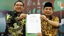 Wakil Ketua DPR dari Fraksi Gerindra Fadli Zon dan Ketua Fraksi PKS DPR Jazuli Juwaini menunjukkan daftar pengusul Pansus Hak Angket Tenaga Kerja Asing saat konferensi pers, Jakarta, Senin (30/4). (Liputan6.com/Johan Tallo)