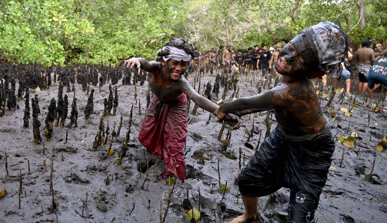 Mebuug-buugan juga menjadi simbol menghilangkan kekotoran dan hal-hal negatif. (SONNY TUMBELAKA/AFP)