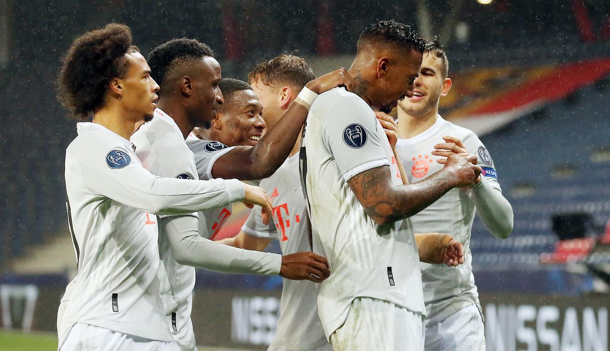 Pemain Bayern Munchen merayakan gol yang dicetak Jerome Boateng ke gawang Salzburg pada laga lanjutan Liga Champions 2020/2021 di Stadioin Wals-Siezenheim, Rabu (4/11/2020) dini hari WIB. Bayern Munchen menang 6-2 atas Salzburg. (AFP/Krugfoto/APA)