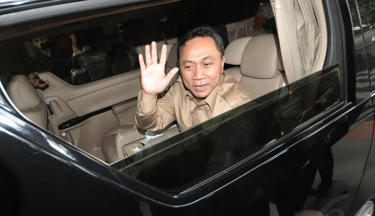 Zulkifli Hasan yang mengenakan safari cokelat itu langsung menuju mobilnya usai menjalani pemeriksaan di KPK, Jakarta, Selasa (24/6/14). (Liputan6.com/Johan Tallo)