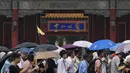 <p>China memiliki sistem peringatan cuaca empat tingkat, dengan merah yang paling parah, diikuti oleh oranye, kuning, dan biru. (AP Photo/Andy Wong)</p>