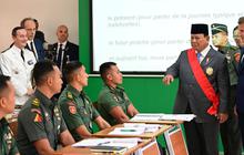 VIDEO: Terekam Tangan Prabowo Dorong Perwira TNI Jago Bahasa Prancis saat Bicara dengan Macron