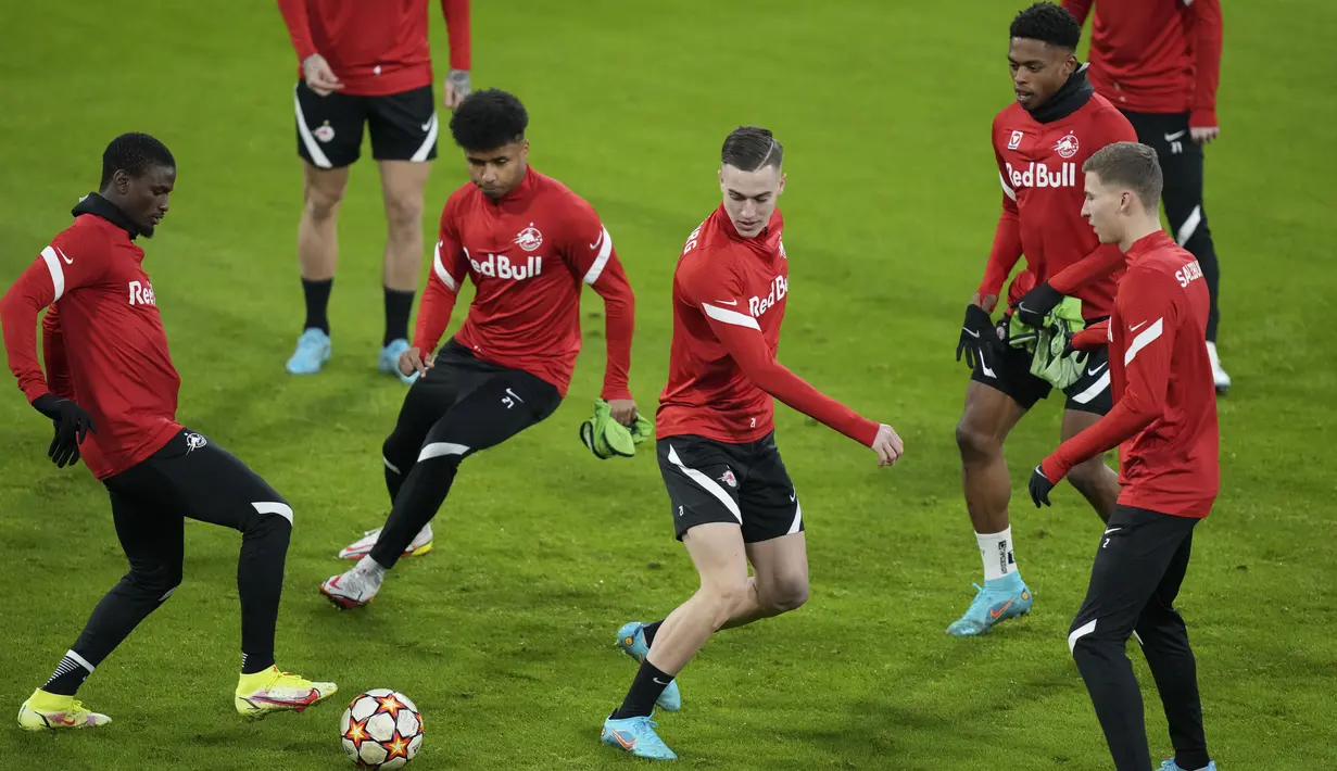 Para pemain Salzburg melakukan pemanasan saat sesi latihan sebelum leg kedua babak 16 besar Liga Champions di Munich, Jerman, Senin (7/3/2022). RB Salzburg akan bertandang ke markas Bayern Munchen di Allianz Arena pada Rabu (9/3) dini hari WIB. (AP Photo/Matthias Schrader)