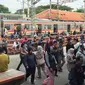 Penumpang berlalu-lalang di peron Stasiun Manggarai, Jakarta, Jumat (20/12/2019). Total jumlah penumpang hingga Oktober 2019 sudah mencapai 81,13 persen dari target tahunan sebanyak 343,5 juta orang. (Liputan6.com/Immanuel Antonius)